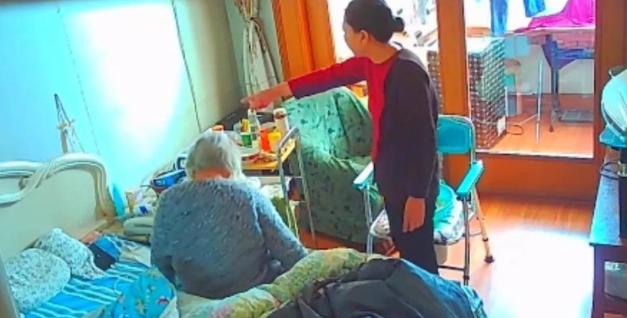 2024年，上海一女子回国探望公婆，保姆却不让他们进门，女子觉得奇怪，想了很多办