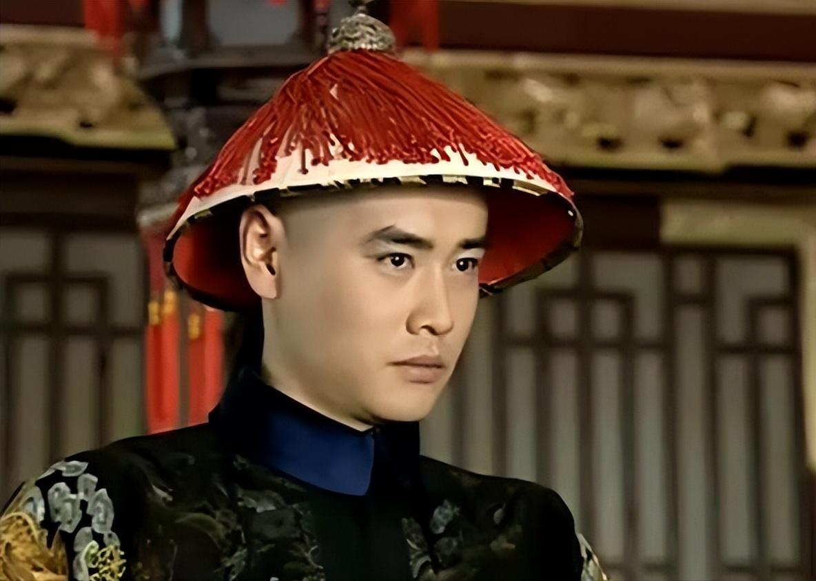 1728年，雍正刻薄寡恩，将皇太极的曾孙延信囚禁而死，全家降为“红带子”。延信知