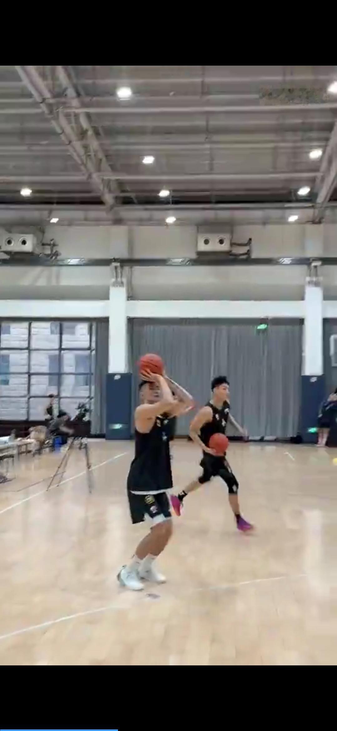 陈林坚五位置定点三分球25中20，貌似比郭艾伦的25中15好很多，其实不是一回事