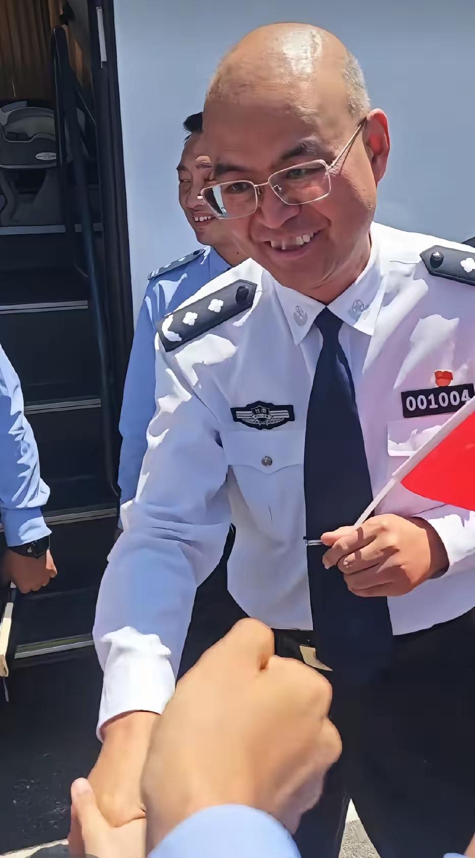 请教一下广大的警察朋友们，为什么003肩上一颗星，004肩上却有两颗星呢？听