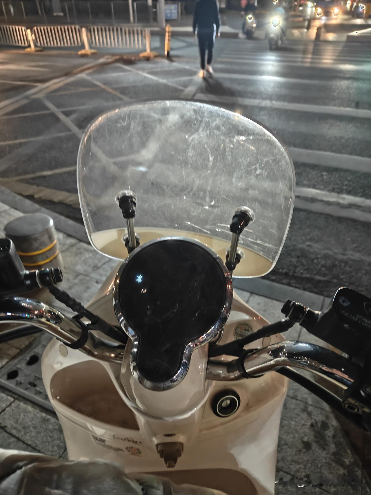 老公真是个强人。昨天，老公骑着雅迪牌小电驴去沙田地铁站坐地铁上班，结果半路小电