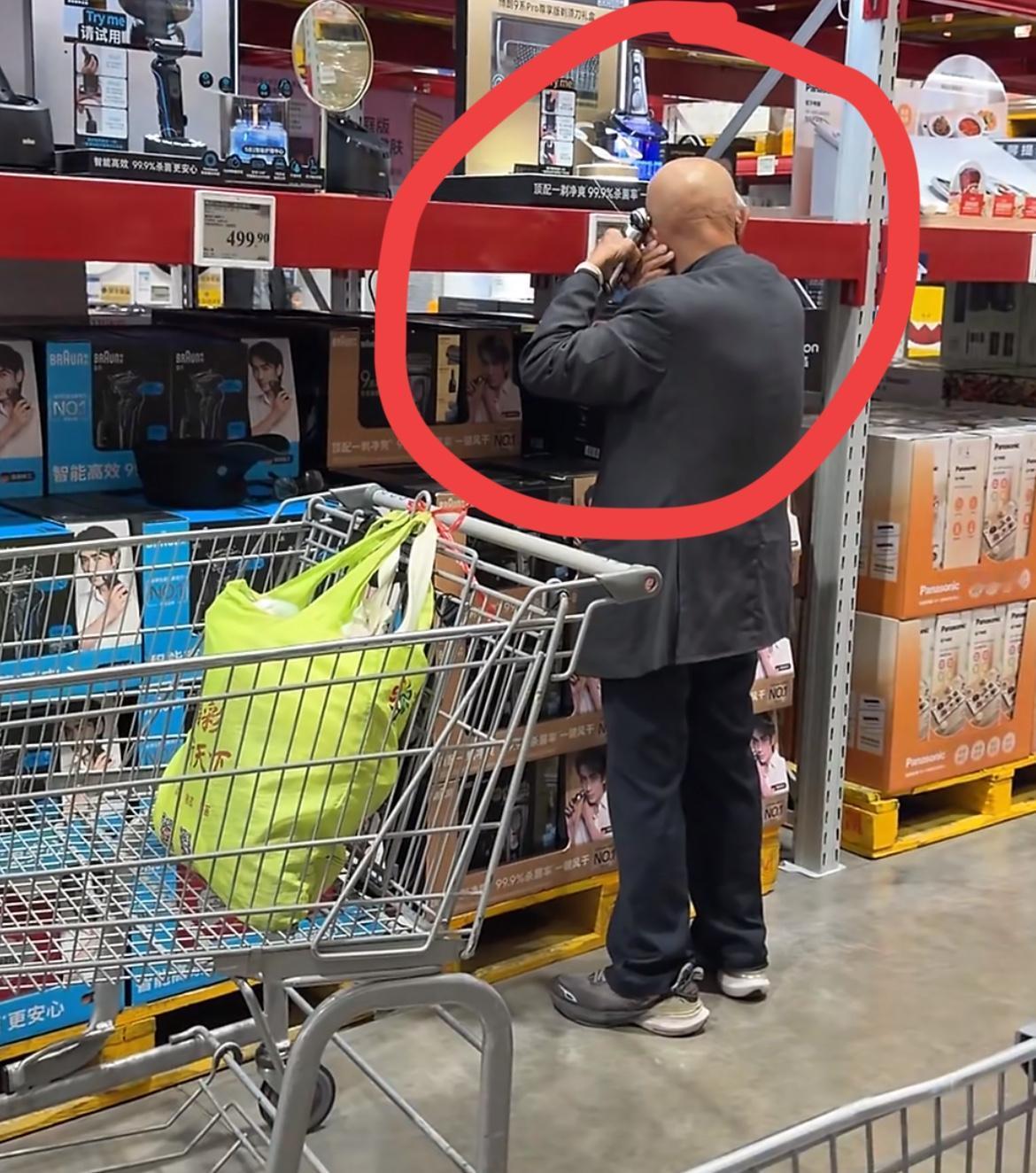 一上海的大爷竟然拿着山姆的剃须刀给自己剃头，这也太不拿人家的商品当回事了吧。4