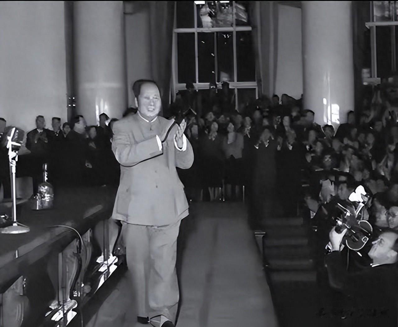 苟坝那个晚上，马灯亮着，三个人没睡觉，红军没进攻打鼓新场。这事不是小事，是命悬