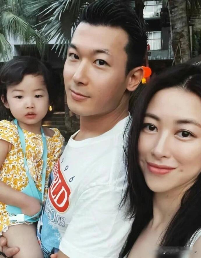 12月12日，朱珠老公王昀佳更新动态，并配文“咱们开个餐厅吧”。朱珠立即在评论区