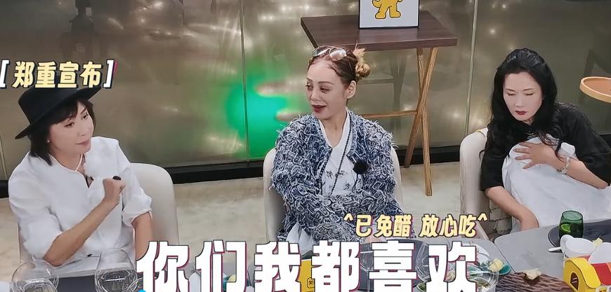 没想到，在《一路繁花2》当中吵的最凶的刘嘉玲和何赛飞，反而成了关系最好的姐妹！刘