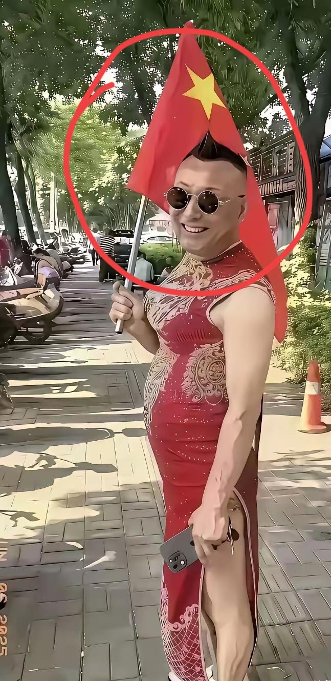 家长是想让孩子以后愧疚吗？头上披着国旗，身上穿着旗袍，这样的打扮号称旗开得胜。
