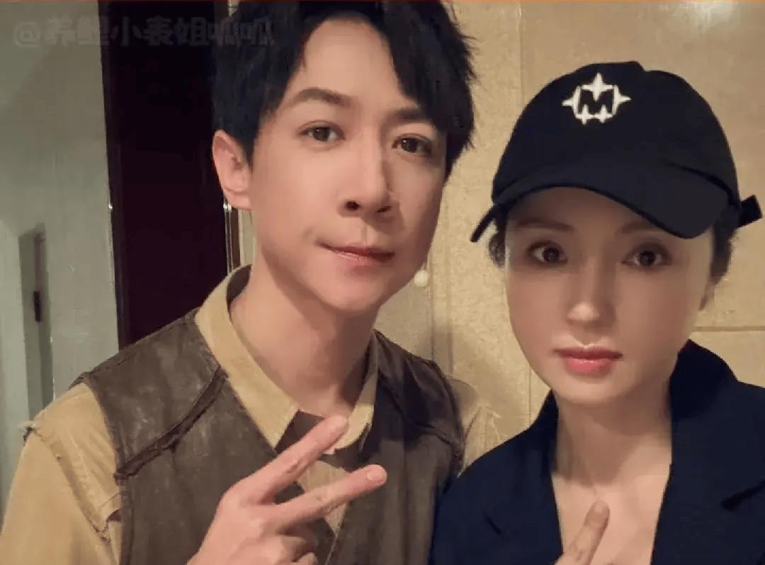 原来董璇再婚没打算和丈夫住一起，因为8岁的女儿，也因为新丈夫不适应和两个老人
