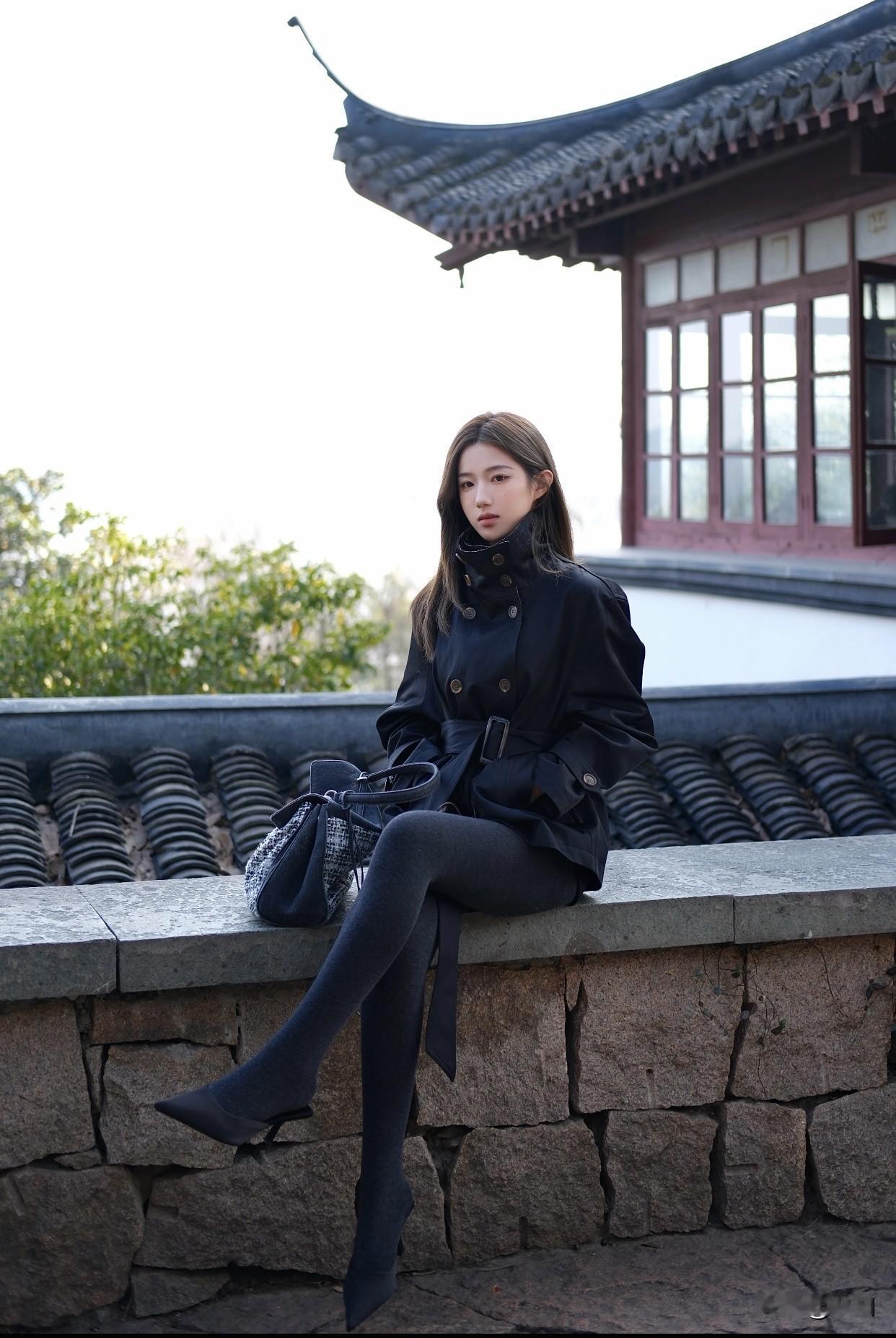 所以，气质源于内在丰盈，接纳自己、热爱生活，每个人都能拥有独特气质。