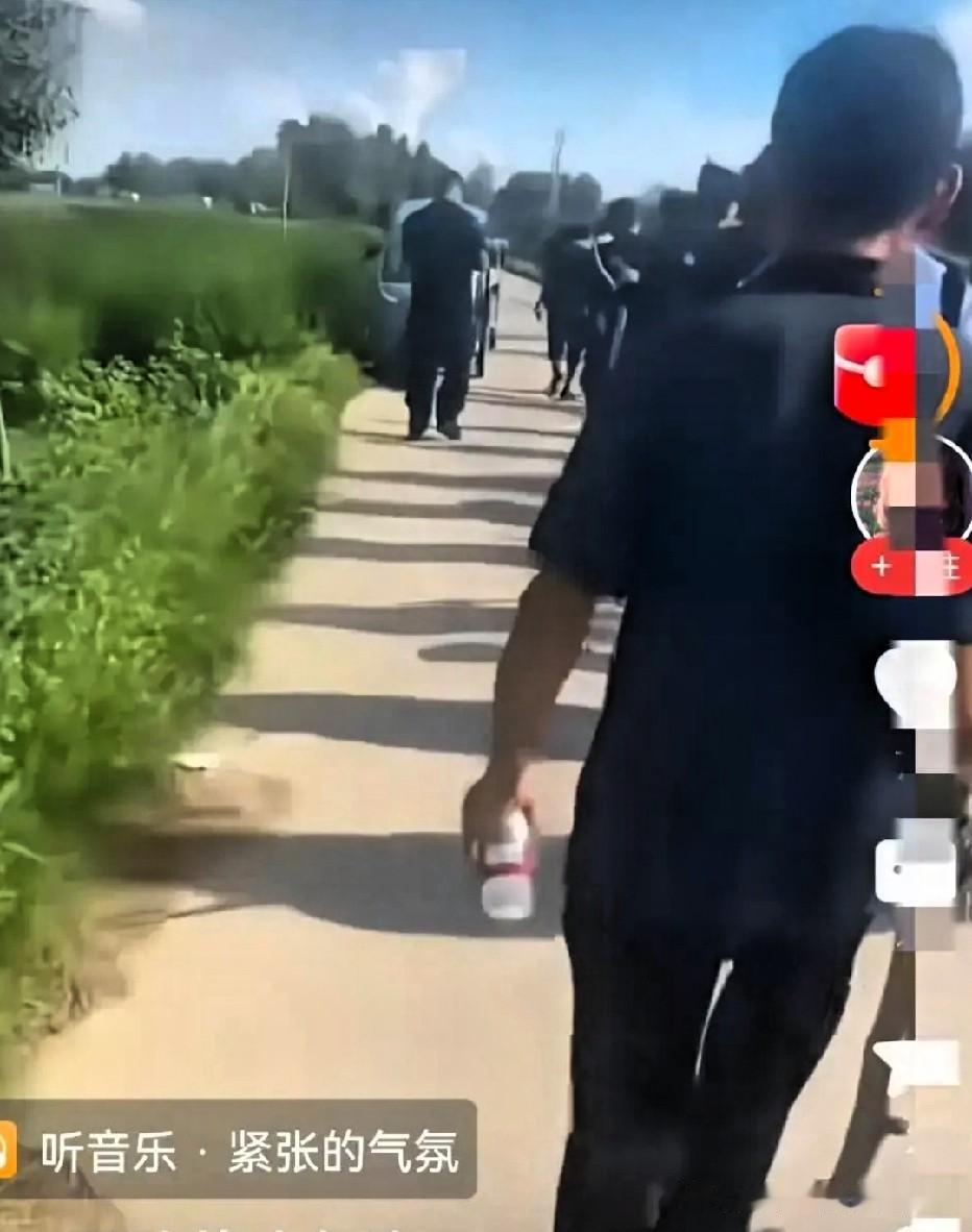 河南西平这位51岁老汉的踪迹，成了这几天乡间最压抑的悬疑片。玉米地连绵无际，