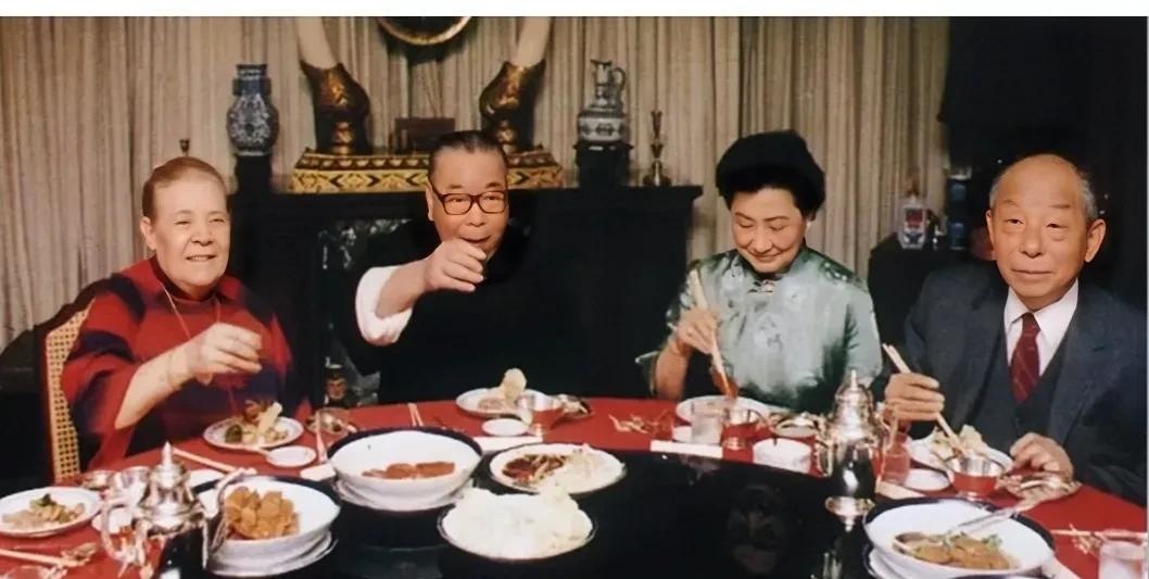 这是蒋经国夫妇金婚纪念日邀请张学良夫妇在家中一起用餐时的合影老照片，拍摄于198