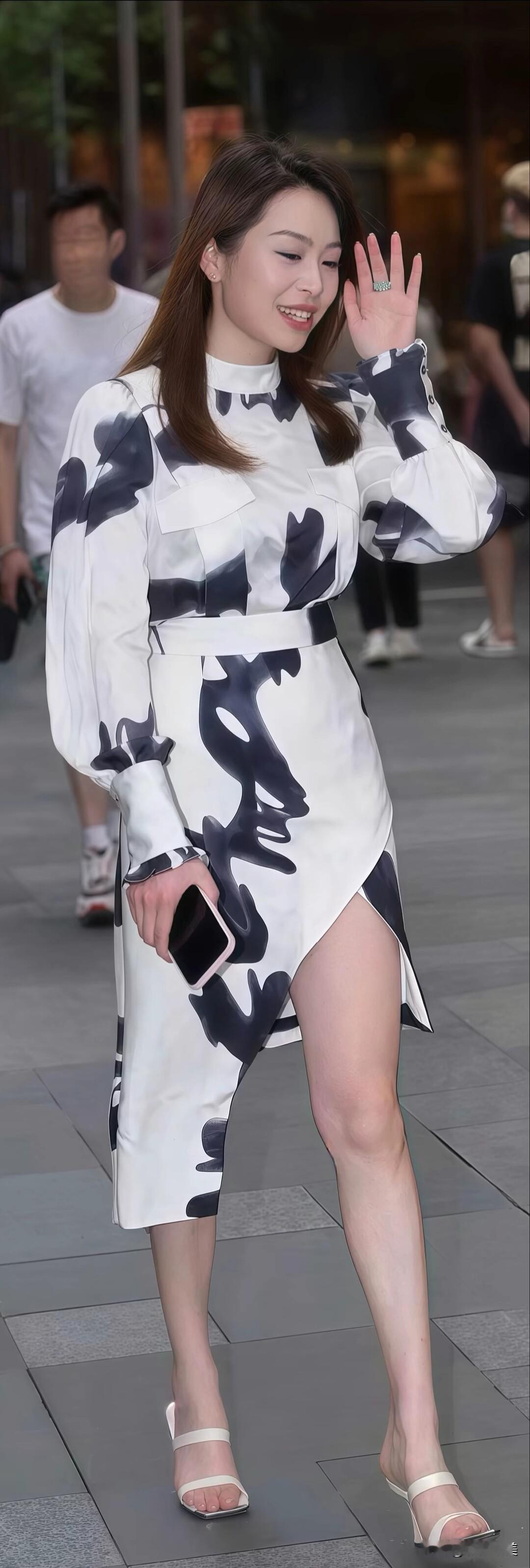 一袭水墨印花裙，如流动的写意画，漫步街头，自成一道雅致风景。