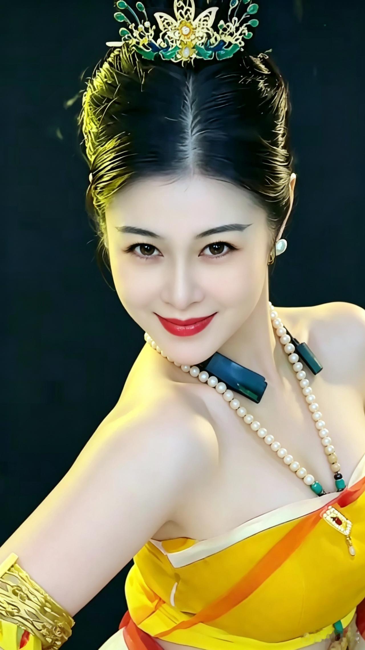 敦煌仙韵敦煌仙女落凡尘金冠翠饰衬朱唇黄衫曼舞身姿俏珠串绕颈韵清醇明眸含