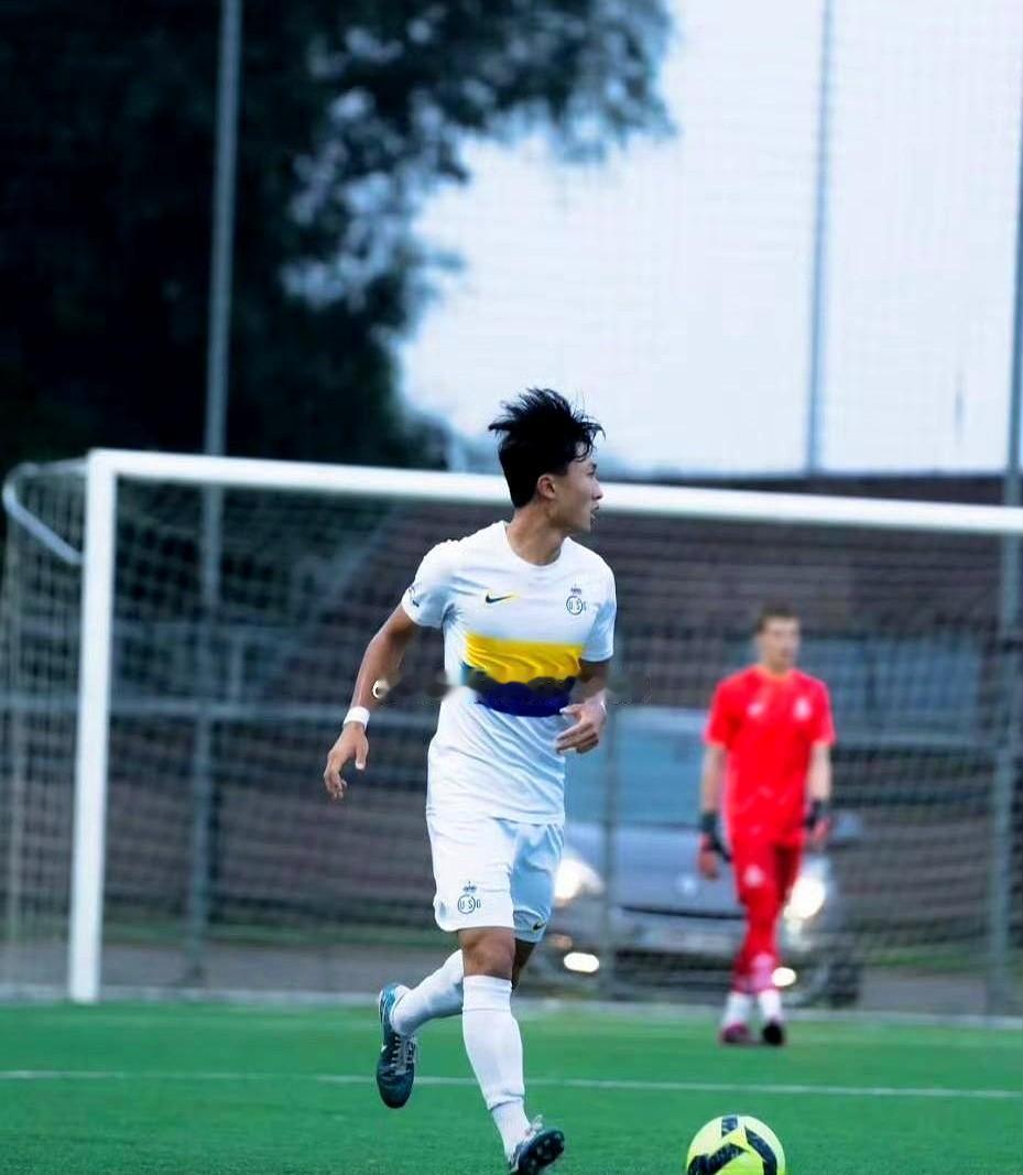 一个比利时国籍的华裔小将，郑家骋，来了，他顶着比利时甲级联赛冠军青训的光环，第一