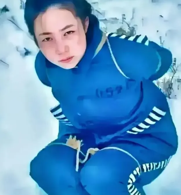 1991年,美女犯人吴晓莉死刑前照片:穿蓝色囚服,身上被法绳紧绑