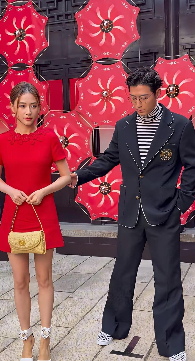 这是又吵架闹矛盾了？不同时牵手进场就算了，窦骁甚至双手插袋，不为所动看着自己老婆