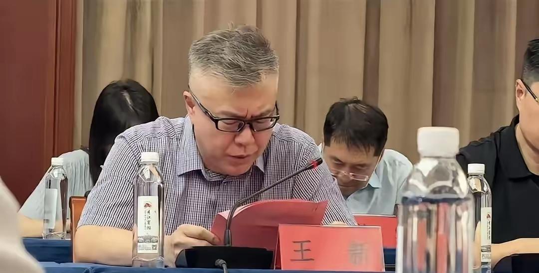炒股补仓补成董事长，说的就是王新。2018年他6元左右拿6500万进场加仓，股价