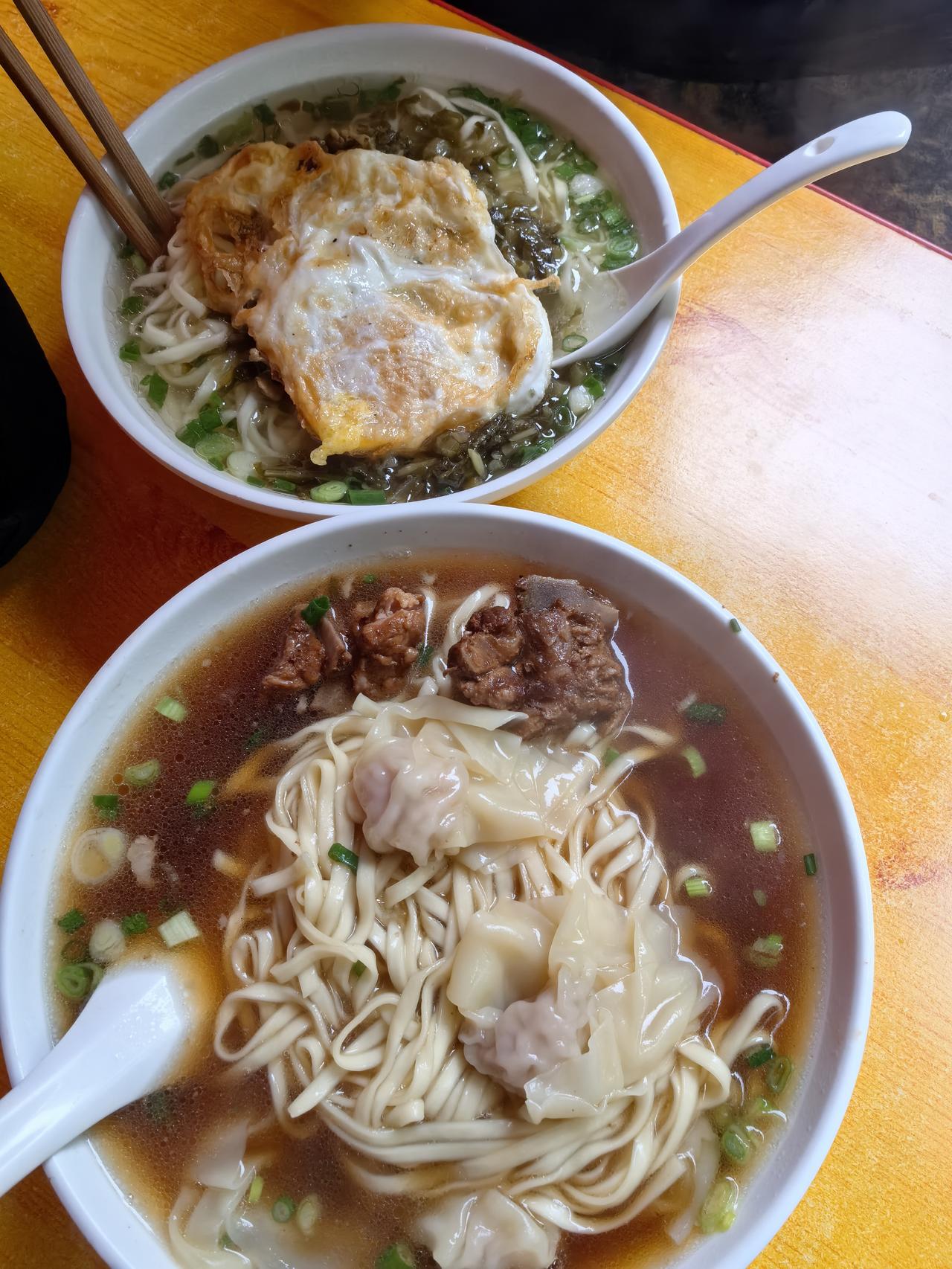 加小排，加馄饨的豪华版面条天气难得放晴，早饭也没吃赶紧去江边拉个五