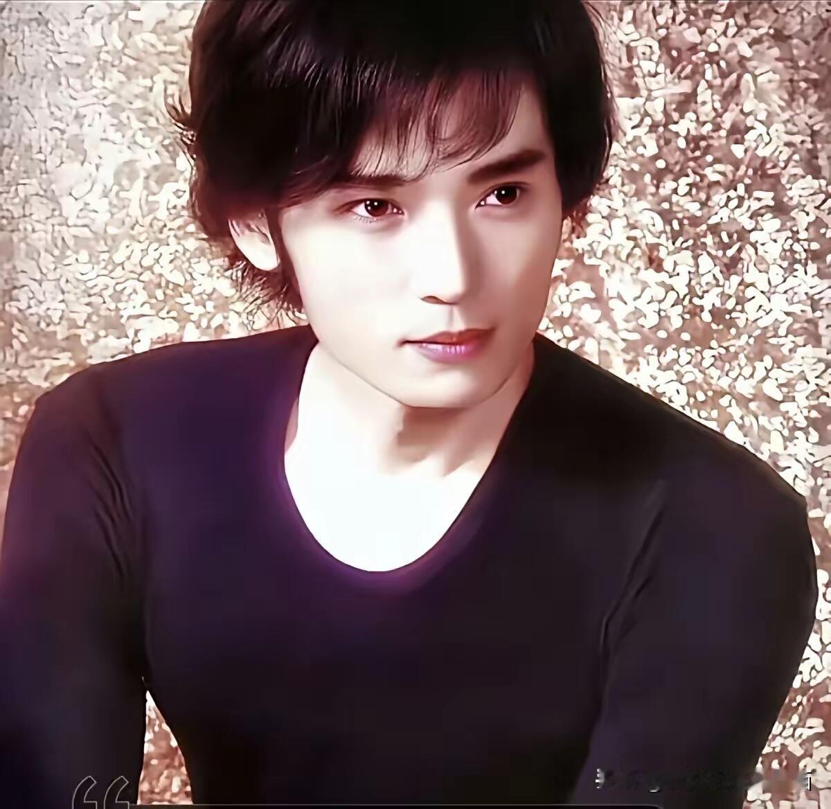 还是老演员耐看，照片中这一位帅哥年轻的时候是真帅，比现在的朱一龙红啊看，脸部棱角