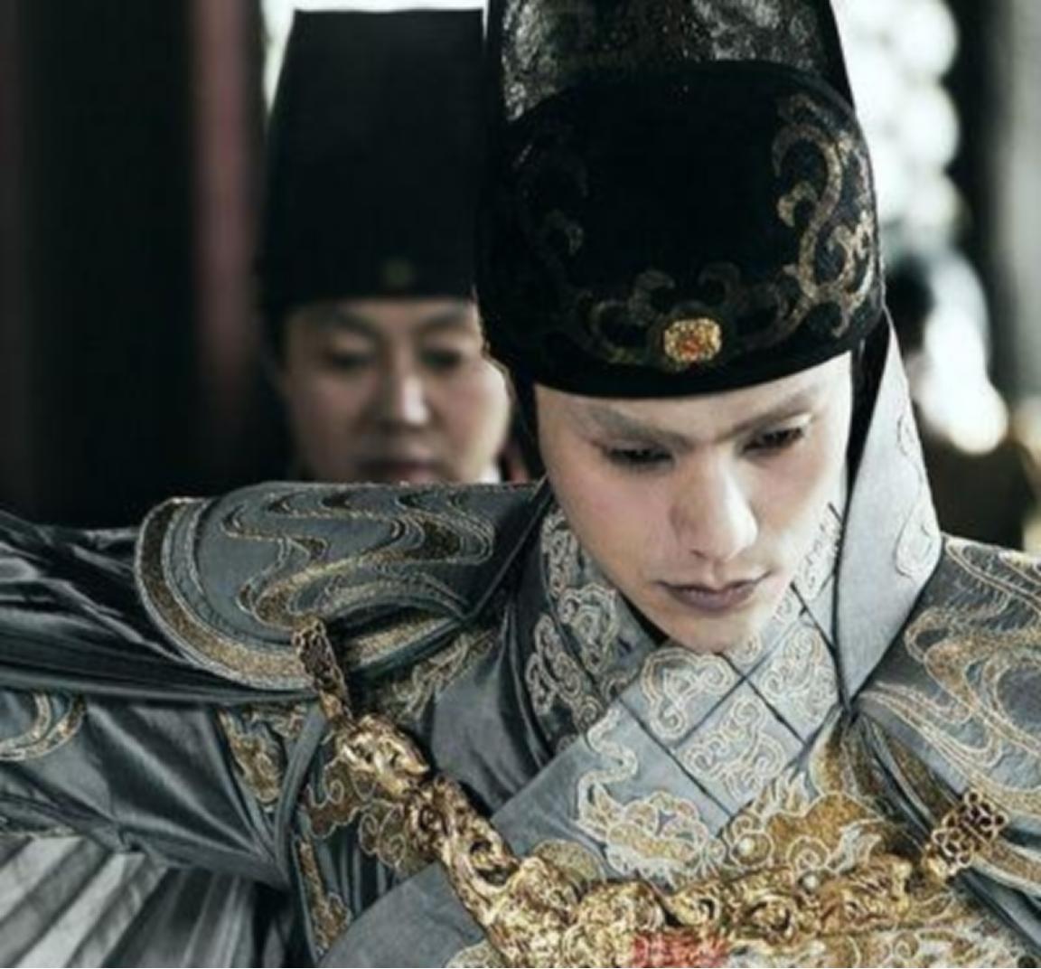 1627年，明熹宗崩。太监总管陈德润垂涎皇后的美色，一日皇后晨起沐浴，才褪去外衣