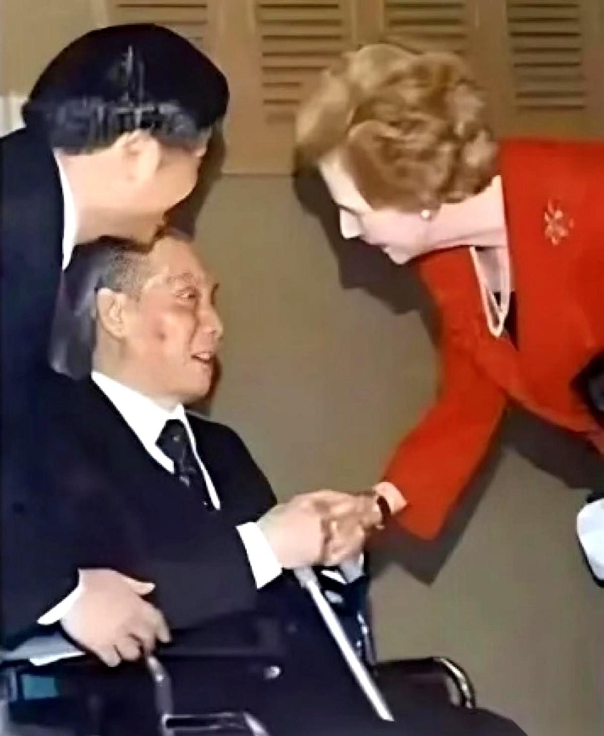 英国前首相撒切尔夫人，那位“铁娘子”，访问美国。一堆政要排着队等她接见，她却手一