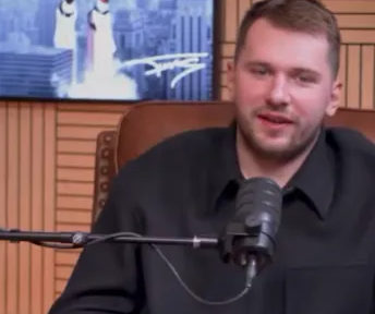 卢卡-东契奇在近日的一档播客节目中谈与勒布朗-詹姆斯成为队友。东契奇说道：“能