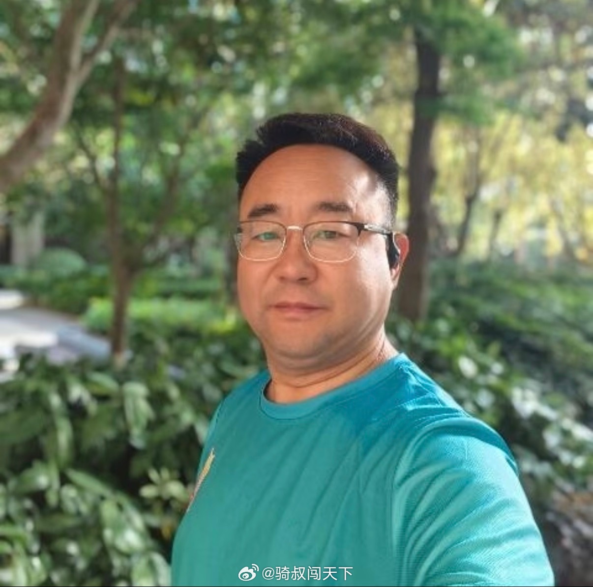 严鹏离世前一天给所有员工发了工资西安赛格严总一走，大厦就塌了。原来神话，全是人