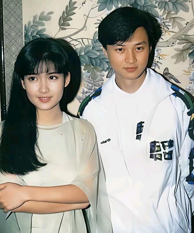 周慧敏与倪震年轻时候的样子，真的是俊男靓女的搭配！据说，他俩是一起主持节目认