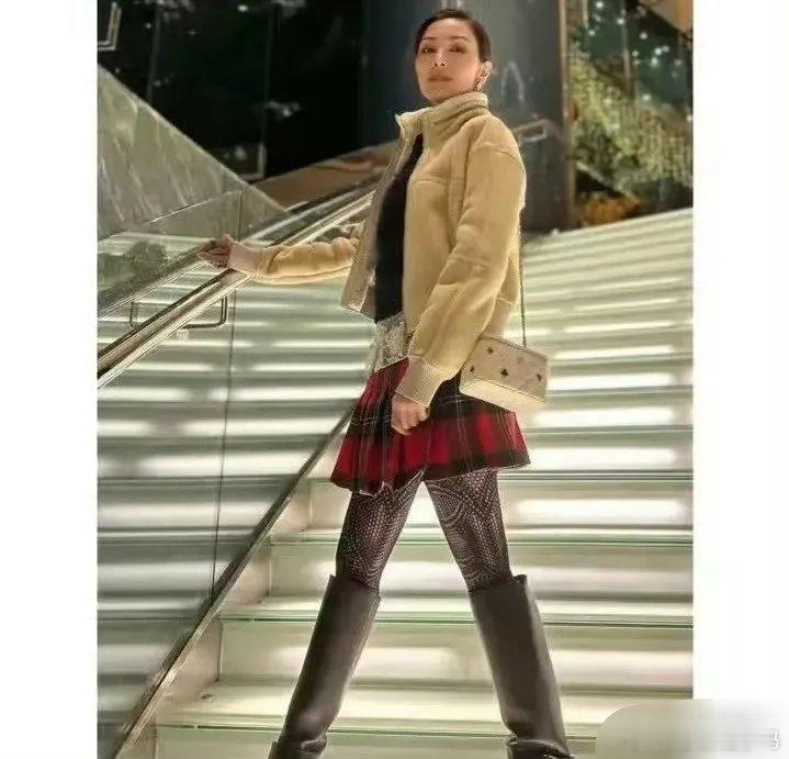 很多网友觉得李嘉欣的衣服全是好贵的名牌，但能搭得这么瞎，也是种本事！​​​