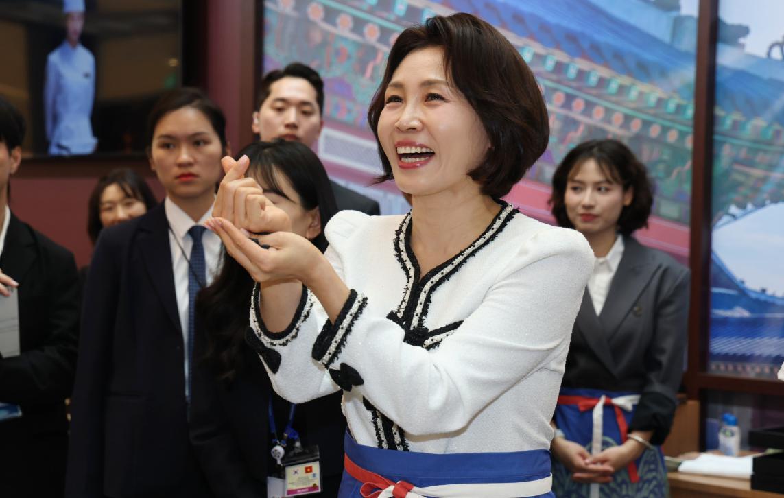 4月23日金惠景同人气演员丁一宇一起出席韩国文化观光推广活动；她穿着小香风系着围