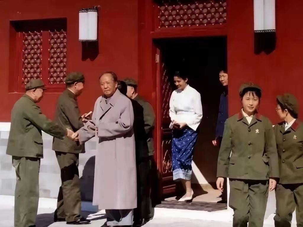 1970年，国庆节，毛主席在天安门城楼上的一张照片，走在主席后边，正在走出门，身