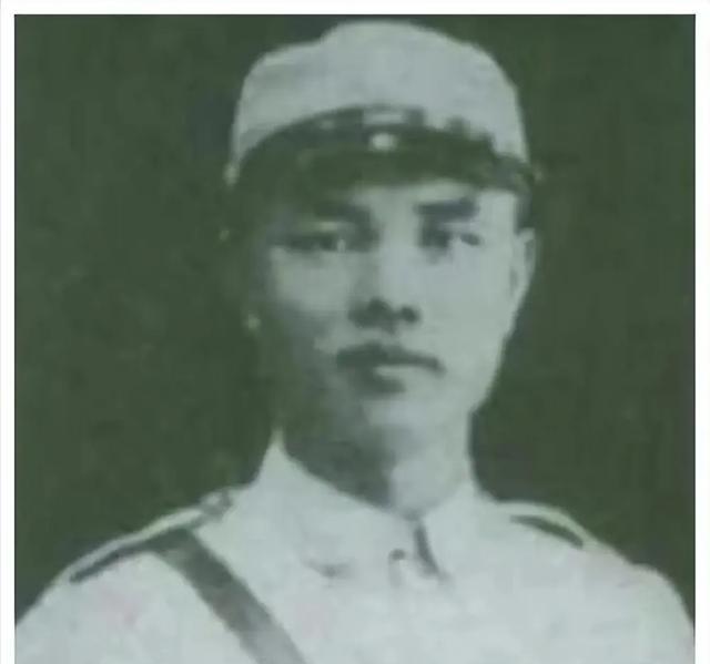 他是战功赫赫的红军军长，曾经和聂荣臻等人一起获得二等红星奖章，最后却投靠国民党，