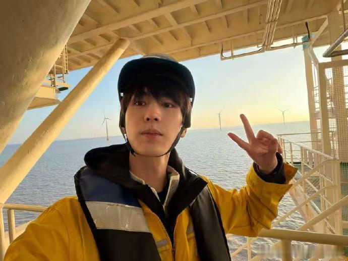 张凌赫幸好去当明星了张凌赫凌晨捡垃圾张凌赫凌晨捡垃圾的画面很接地气，纪录片中全