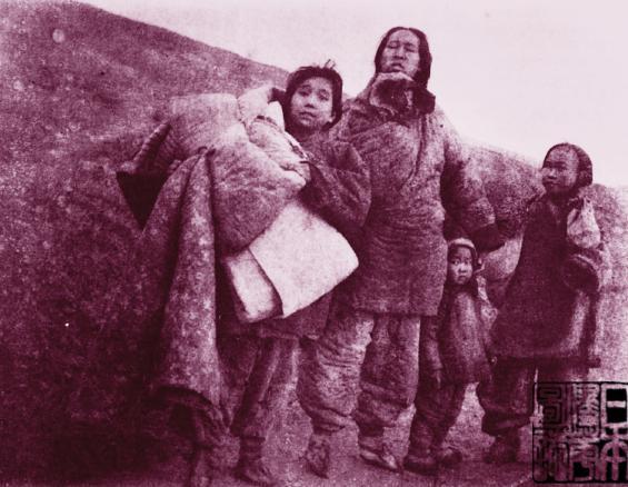 1938年7月，一个妇女在深山老林里狂奔，后面是追兵，怀里是九个月大的婴儿，眼看
