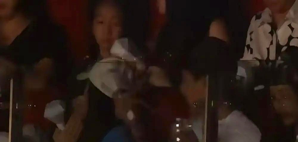 演唱会散场通道，李沁转头正跟龚俊说笑，半米外站着的肖战，连眼皮都没抬一下。两人明明挨得极近，中间却像