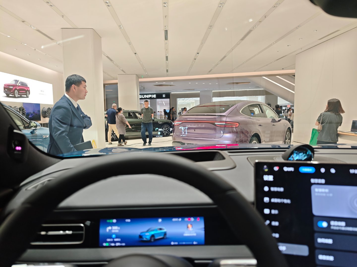 深业上城的鸿蒙智行店（含手机），也是展出问界M6了。蓝外黑轮毂，运动感挺强的。橙