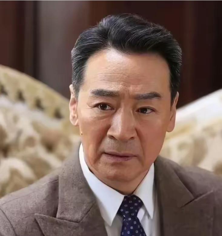 2003年，49岁的寇振海鼓起勇气，向同剧组24岁的演员李婷郑重表白，结