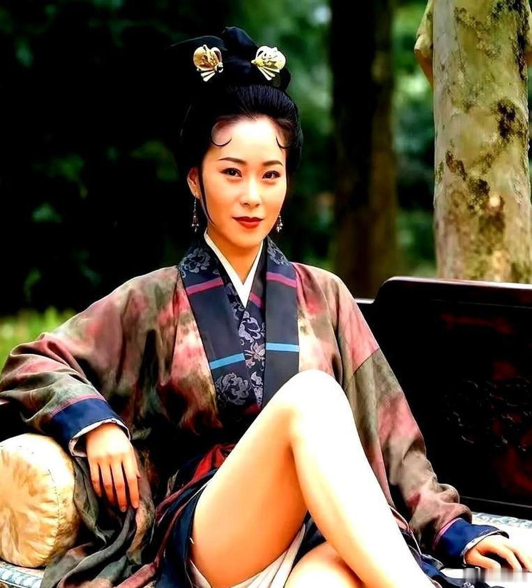 当年小时候观看95版神雕侠侣,那时心里特别痛恨黄蓉看向杨过的那种,如同防备小