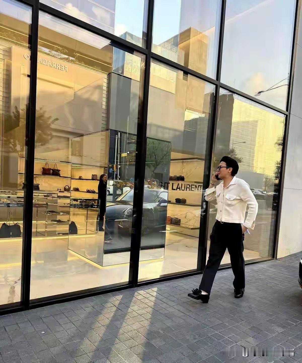 权志龙真是走哪都像花一样，引人注目，权志龙被IU开车载着去清潭洞YSL扫货，这穿