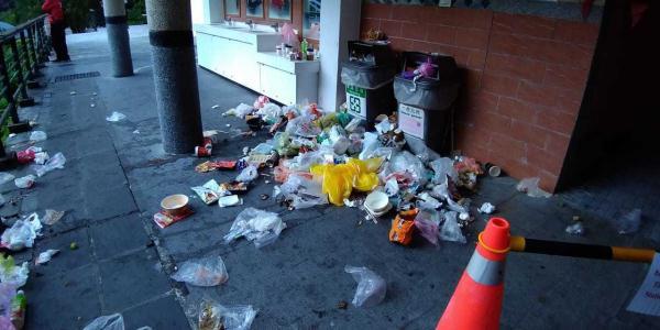台湾当地人都想不通一个离谱现象：大陆游客基本不来了，各地景区的垃圾，反而越堆越多