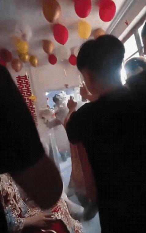 习俗还是恶搞？山东菏泽，一对新人结婚，新郎本想着体体面面、高高兴兴地把媳妇娶回家
