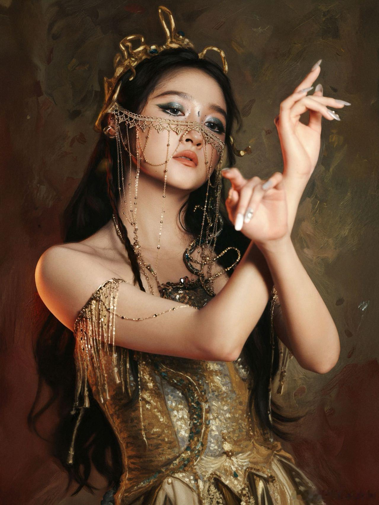 关晓彤王牌异域风关晓彤蛇塑关晓彤的蛇塑造型太吸睛！金蛇元素搭配异域风格，又美又