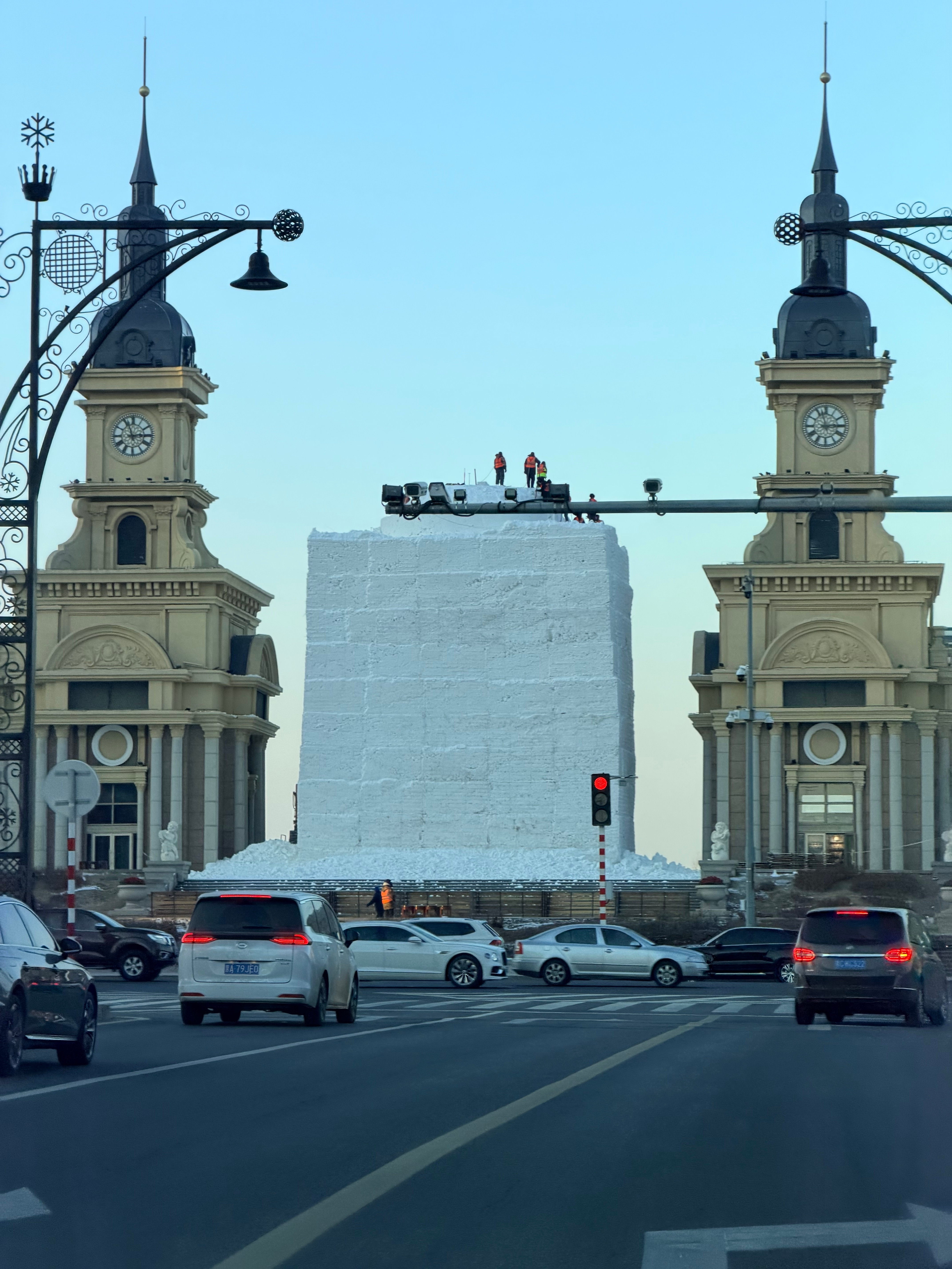 哈尔滨大雪人就是在这个雪墩子上一榔头一榔头敲出来的吗？太牛了！打雪仗的时候，我想