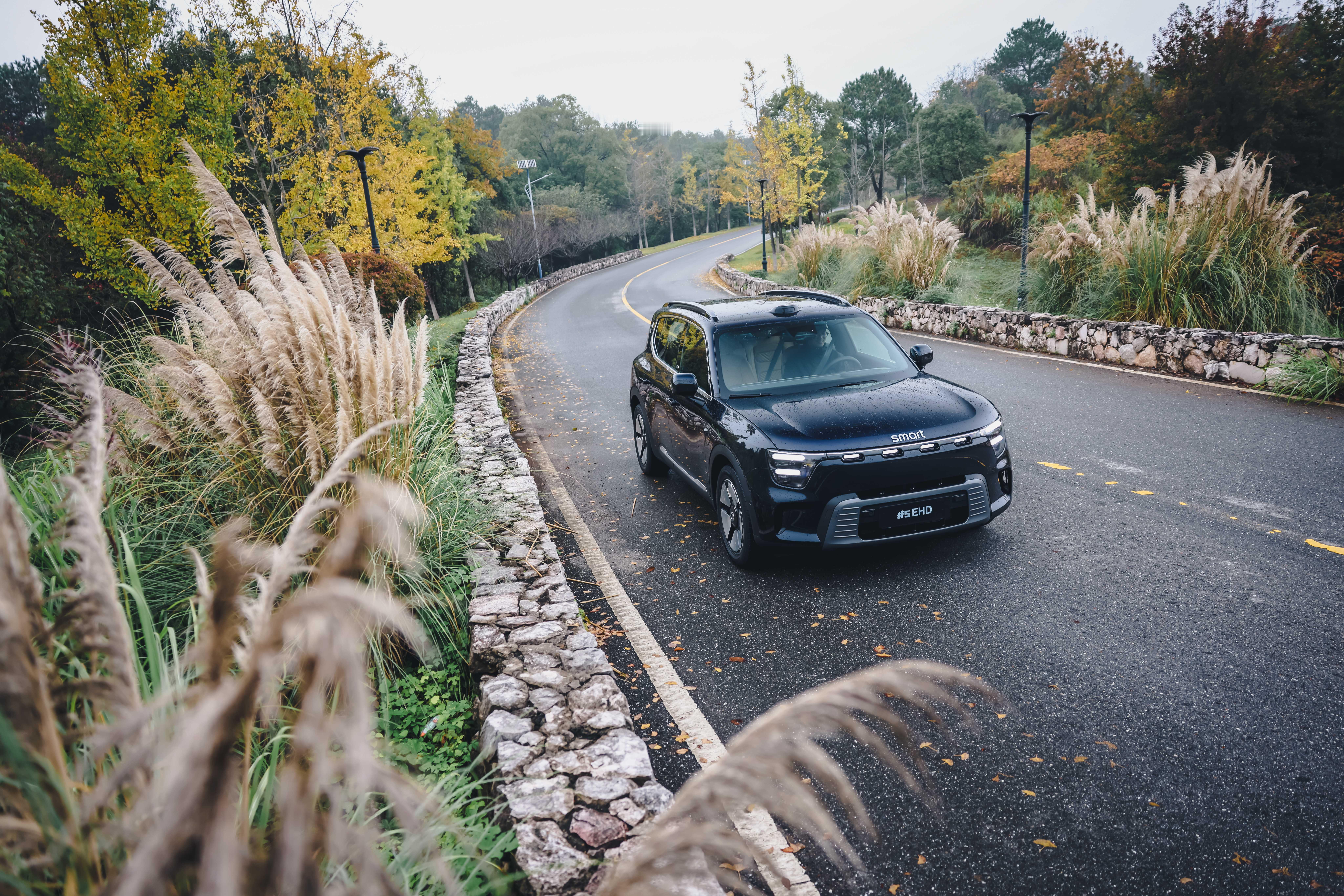 很多混动车型的痛点，在于发动机介入和换挡时的顿挫感。但smart5超级电混的“超