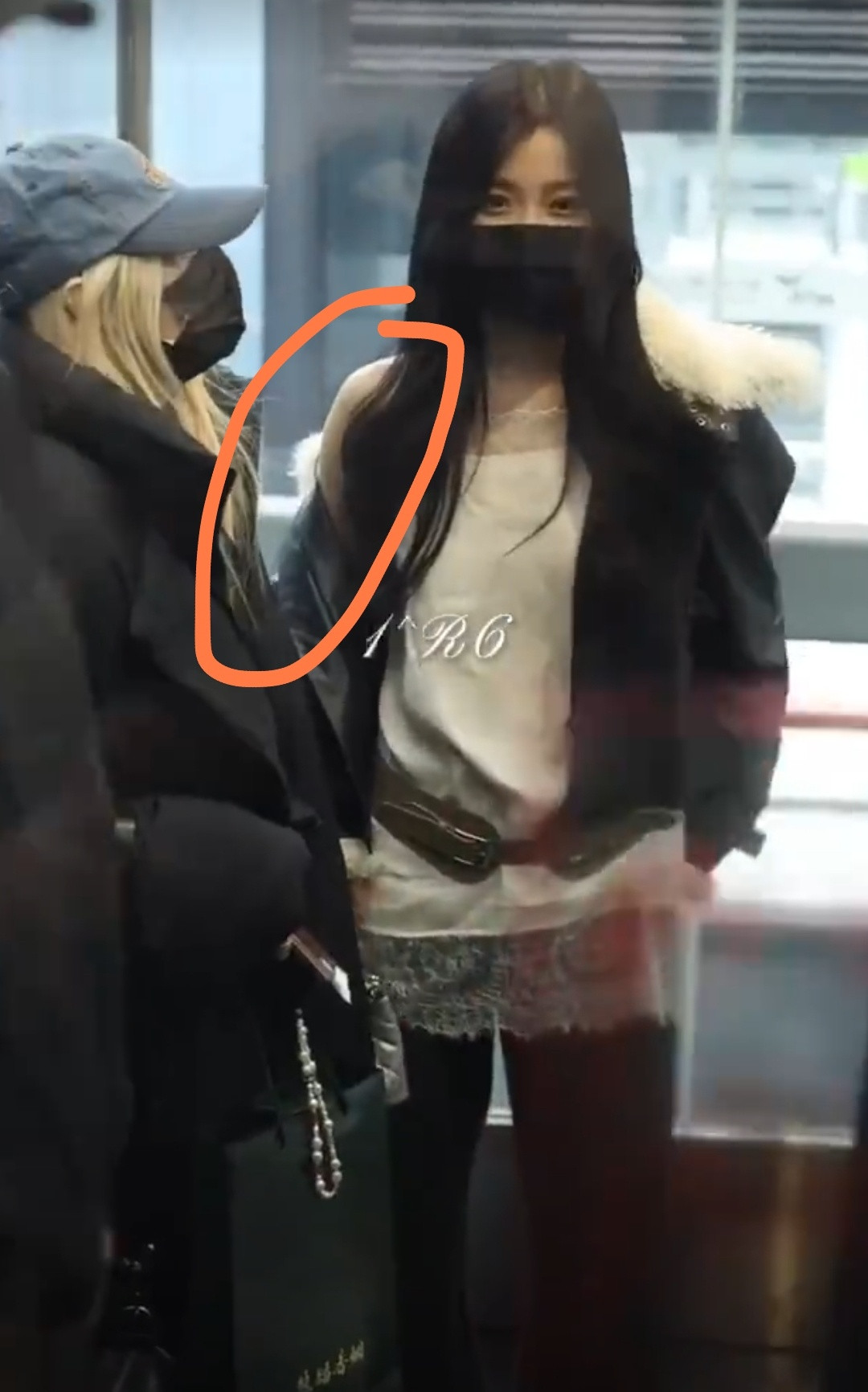虞书欣这衣服穿的个性啊，机场大冬天露着半拉肩膀。一开始我还以为是故意这么设计的，