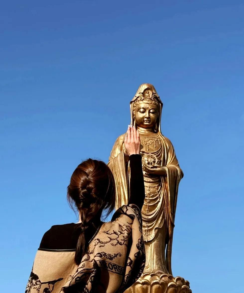 你根本不缺爱，你就是爱的本身，因为世间万物都在供养你，蔬菜水果、阳光空气供养着你
