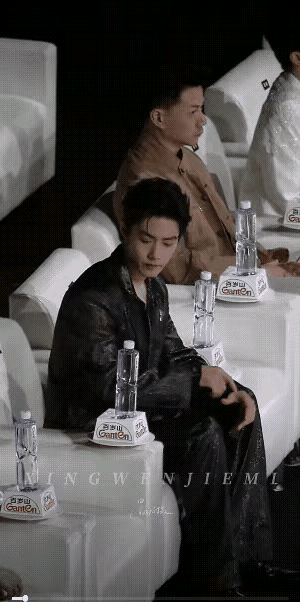 肖战尴尬了！他以为这是给他们喝的，没想到这矿泉水只是广告道具，拿不起来，举办方也