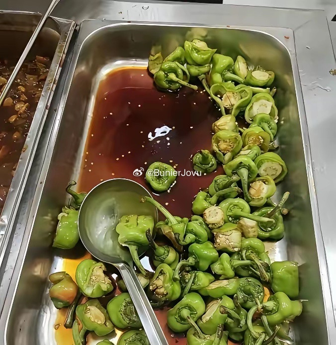 某公司的伙食，厨师肯定不光是为了赚钱来的，主要是快乐！