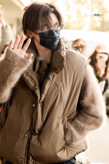 侯明昊的挥手动作太有魅力了，柔和又不失力量，温柔又让人心动，真的是温暖的心动感，