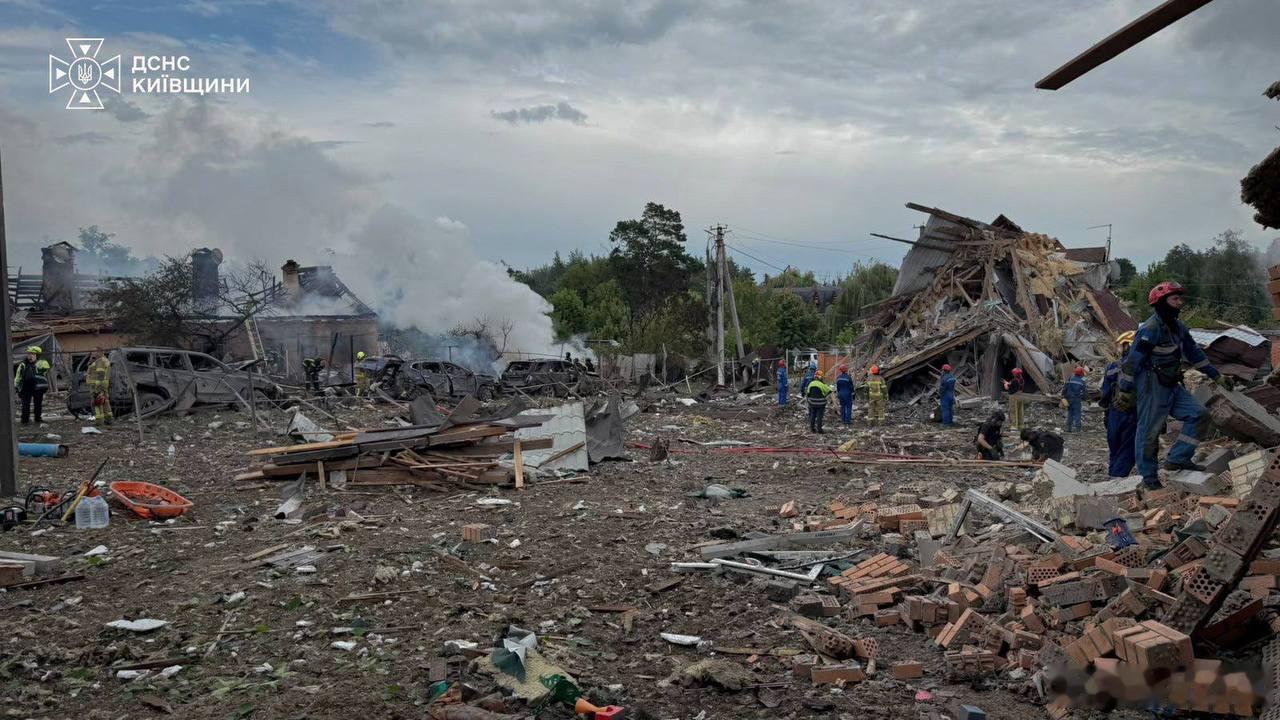 基辅昨天的无人机展览被伊斯坎德尔光顾，官方确认至少10人死亡，约100人受伤。多