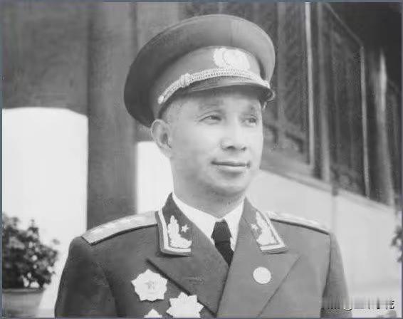 粟裕设宴绑走叶飞，叶飞跳崖九死一生，22年后粟裕蒙难，叶飞一举动全场沉默谁